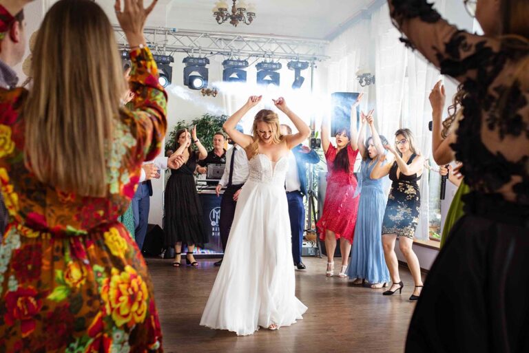 Mireasa dansează, fetele o susțin